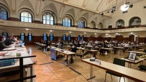 Menschen bei einer Beratung in einem großen Saal