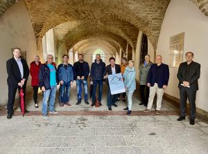 Viele Menschen in den Rathausarkaden