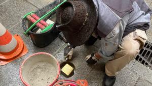 Ein Mann setzte einen Stein in die Straße