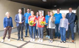 Viele Menschen lächeln in die Kamera