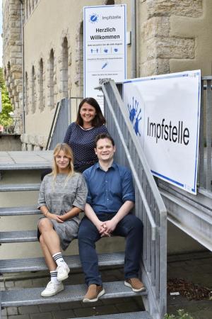 Drei Menschen auf einer Treppe