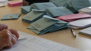 Viele Umschläge, in die Unterlagen eingetütet werden