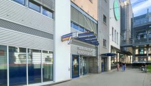 Ein Eingang zu einem Gebäude