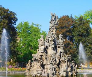 Ein Brunnen in einem Park