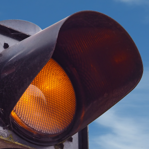 Eine Ampel zeigt gelb