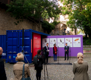 Menschen vor einem Container