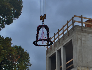 Eine Richtkrone schwebt an einem Gebäude