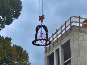 Eine Richtkrone schwebt an einem Gebäude