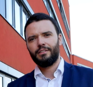 Ein Mann schaut in die Kamera