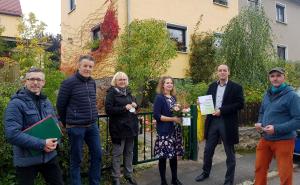 Menschen lächeln in die Kamera