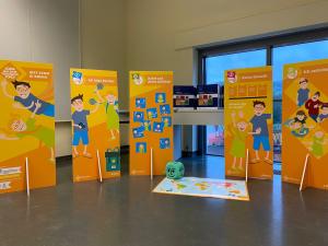 Eine Reihe von Schautafeln mit kindgerechten Bildern