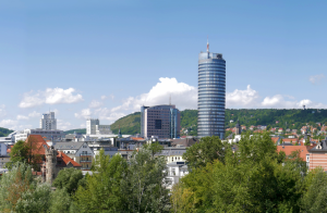 Eine Stadtkulisse mit Turm und viel Grün