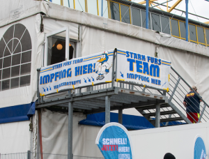 Ein großes Zelt mit Treppe