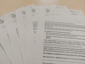 Auf einem Tisch liegen mehrere Briefe