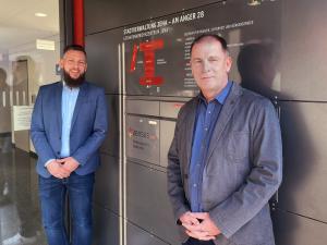 Zwei Männer schauen in die Kamera