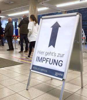 Ein Hinweisschild mit der Aufschrift Impfzentrum
