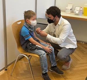 Ein Arzt impft ein Kind