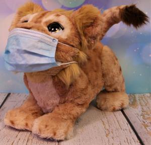 Ein Plüschlöwe mit Maske