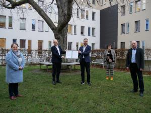 Ein Gruppenbild aller Unterzeichner der Kooperationsvereinbarung unter der Eiche vor dem Rathaus,