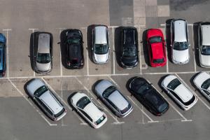 parkende Autos in gezeichneten Parkfächen
