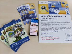 Zensus-Werbematerialien liegen auf einem Tisch