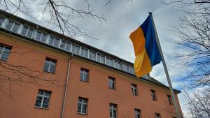 Ukraine-Flagge vor dem technischen Rathaus in Jena