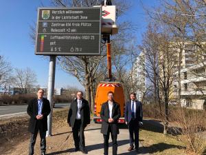 Viele Männer unter einer Anzeigetafel