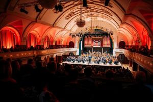 Blick in den Konzertsaale des Volkshauses von der Empore aus mit Blick auf die Sitzreihen und die Bühne