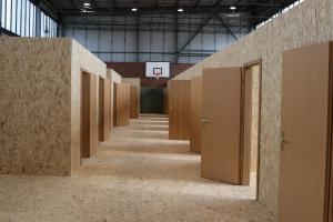 Blick in eine Turnhalle in Jena, die als weitere Notunterkunft für geflüchtete Ukrainerinnen und Ukrainer vorbereitet wurde und ab Ende der Woche bezogen werden kann.