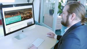 Bürgerbeteiligungs-Koordinator Kai Ostermann gewährt einen Einblick in die Informationsseite zum Smart City Jena Projekt, die unter smartcity.jena.de zu finden ist.