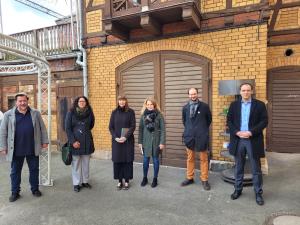 Sechs Menschen vor einem Tor