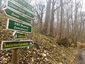 Ein Wanderschild nach Closewitz