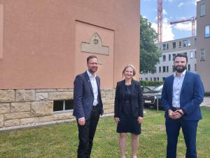 Oberbürgermeister Thomas Nitzsche, die neue Werkleiterin bei KIJ, Beate Wachenbrunnen und Finanzdezernt Benjamin Koppe