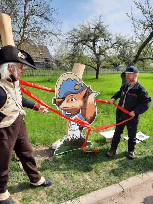 Ein als Napoleon verkleideter Mann und ein weiterer Mann mit dem Symbol von Natura Jenensis, dem Fuchs