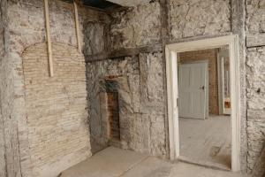 Ein Innenraum eines alten Hauses in Sanierung