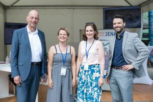 Vier Menschen schauen in die Kamera