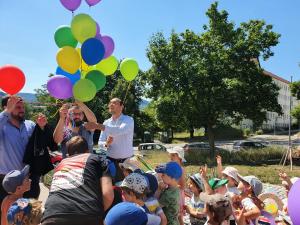 viele Menschen und Luftballons