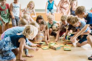 Grundschulkinder nehmen sich ausgelegt Möhrchenhefte