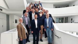 Eine Gruppe von Menschen auf einer Treppe in einem Bürogebäude