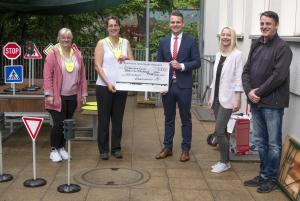 Erwachsenen schauen in die Kamera