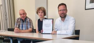 Andreas Amend, Integrationsmanager,  Dörthe Thiele, Beauftragte für Migration und Integration, und OB Dr. Thomas Nitzsche mit der ECCAR-Urkunde