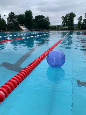 Ein aufgepusteter Wasserball schwimmt im Ostbad.