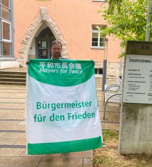 Ein Mann mit einer Flagge