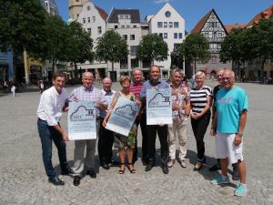Gemeinschaftsbild auf dem Jenaer Markt von einer Gruppe von Leuten