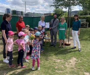 Erwachsene besuchen einen Kindergarten