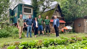 Sechs Menschen hinter einem Beet
