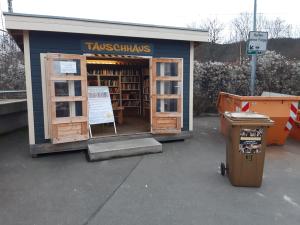 Eine braune Tonne steht auf dem Wertstoffhof.