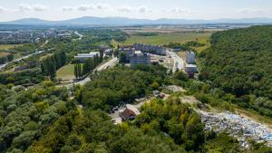 Eine Stadtansicht mit typischen Plattenbauten