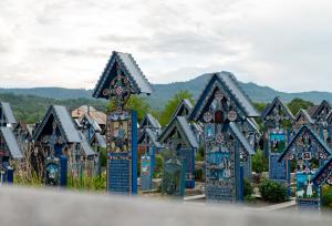 Ein Friedhof mit bunt bemalten Kreuzen