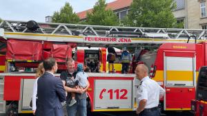 Ein Feuerwehrwagen mit Personen